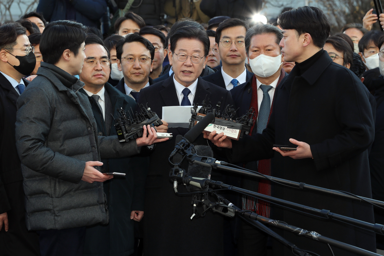 '성남FC 후원금 의혹' 사건과 관련해 더불어민주당 이재명 대표가 10일 오전 경기도 성남시 수원지방검찰청 성남지청에 피의자 신분으로 조사를 받기 위해 출석하며 입장 발표를 하고 있다. [연합]