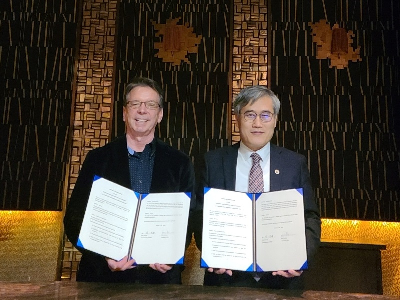 김진용 인천경제청장〈사진 오른쪽〉이 릭 하버 ITDP사 회장과 상호협력 의향서를 체결했다.