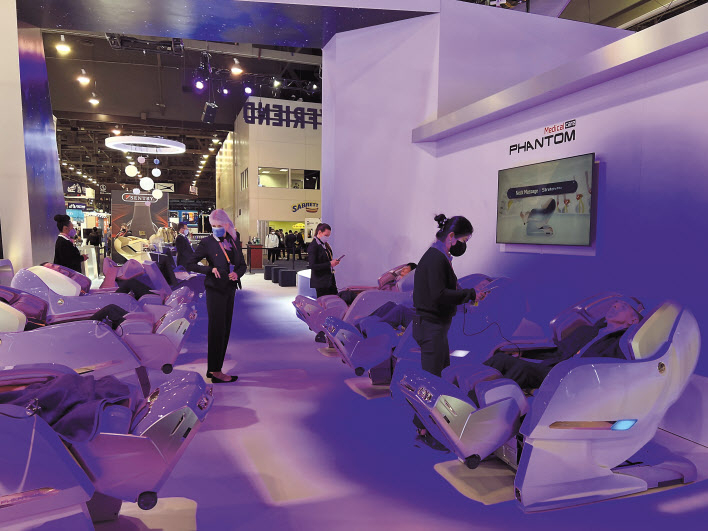 세계 최대 전자 박람회인 ‘CES 2023’이틀차인 6일(현지시간) 미국 라스베이거스컨벤선센터(LVCC)에 마련된 바디프랜드 전시관에서 관람객들이 안마의자 체험을 하고 있다. 김은희 기자