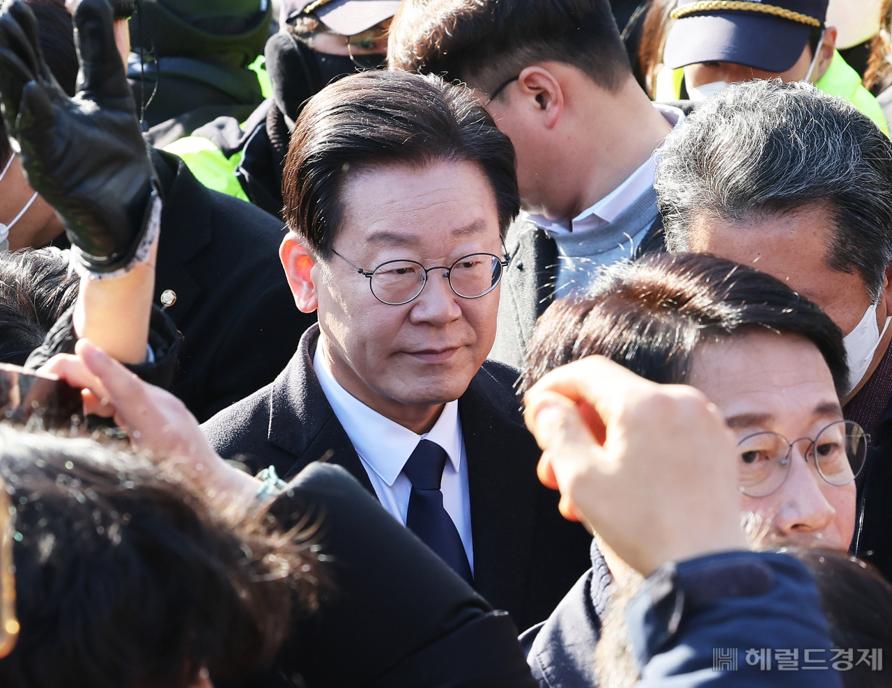 이재명 더불어민주당 대표가 '성남FC 후원금 의혹' 사건 관련 조사를 받기 위해 10일 오전 경기도 성남시 수원지방검찰청 성남지청으로 출석하고 있다. [사진공동취재단]