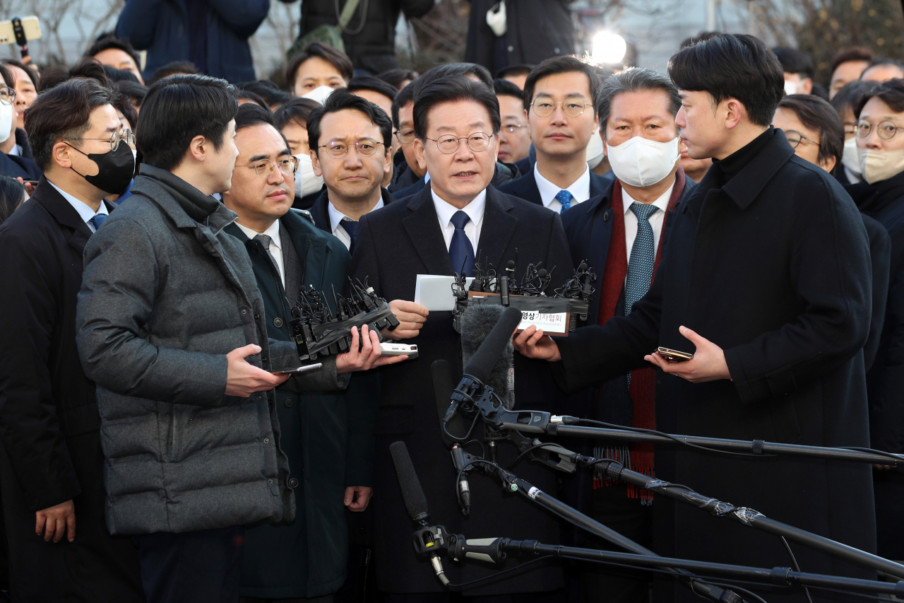 '성남FC 후원금 의혹' 사건과 관련해 더불어민주당 이재명 대표가 10일 오전 경기도 성남시 수원지방검찰청 성남지청에 피의자 신분으로 조사를 받기 위해 출석하며 취재진과 인터뷰하고 있다. [공동사진취재]