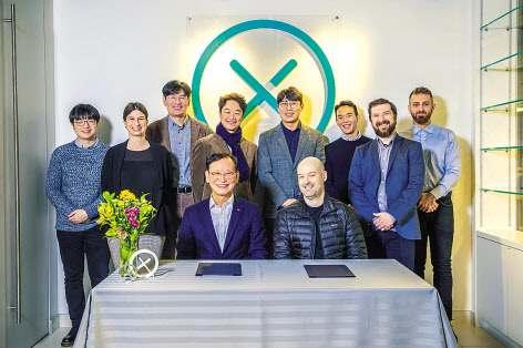 캐나다 토론토 자나두 본사에서 열린 KIST-자나두 MOU 행사에서 KIST와 자나두의 연구진들이 기념촬영을 하고 있다. [KIST 제공]