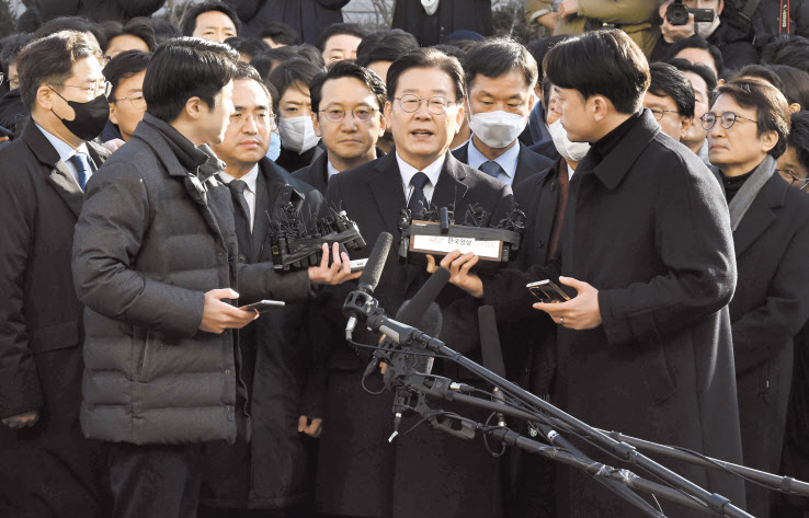이재명 더불어민주당 대표가 ‘성남FC 후원금 의혹’사건 관련 조사를 받기 위해 10일 오전 경기도 성남시 수원지방검찰청 성남지청으로 출석해 입장을 밝히고 있다. [사진공동취재단]