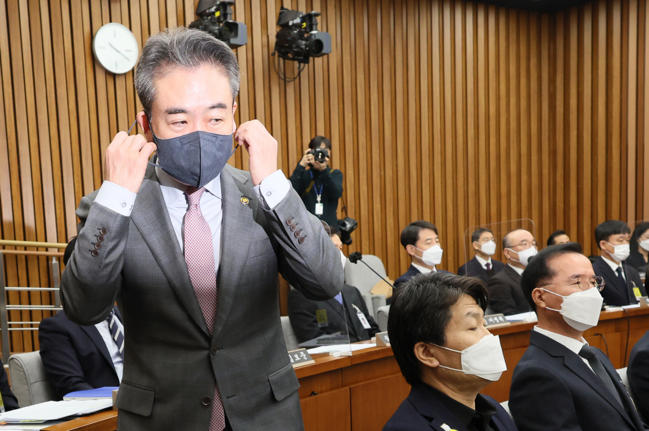 Yoon Hee-keun, the National Police Agency’s commissioner general, appears as a witness at the parliamentary investigation held Jan. 4. (Yonhap)