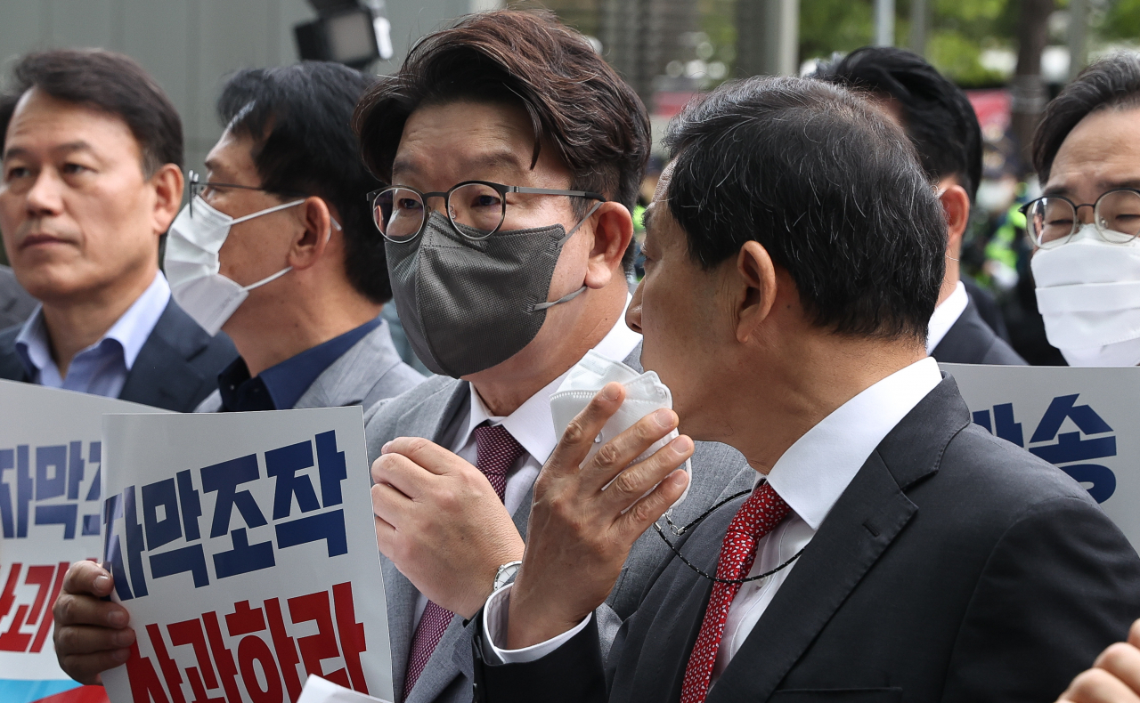 권성동 전 국민의힘 원내대표, 박대출 MBC 편파방송조작 진상규명위원장이 28일 서울 마포구 MBC문화방송 본사를 윤석열 대통령 해외 순방 보도와 관련해 항의 방문하여 기자회견 중 대화를 나누고 있다. 이상섭 기자