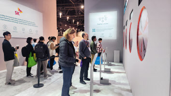 ‘CES 2023’ SK그룹관에서 관람객들이 ‘넷 제로 기부 룰렛 게임’에 참여하고 있다. 게임을 통해 쌓인 포인트(약 1억원 상당)는 SK가 매칭해 베트남 맹그로브 숲 복원사업에 기부한다. [SK 제공]