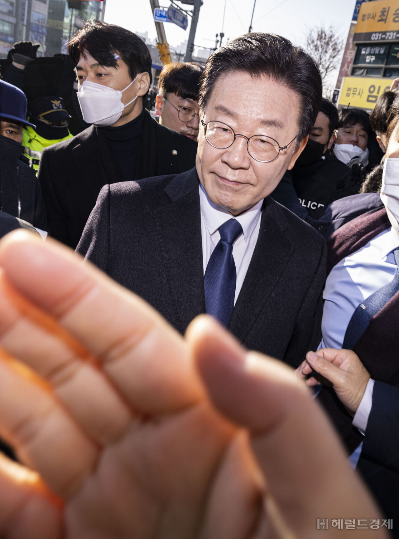 검찰 인근에 도착해 도보로 이동하는 이재명 대표. 사진공동취재단