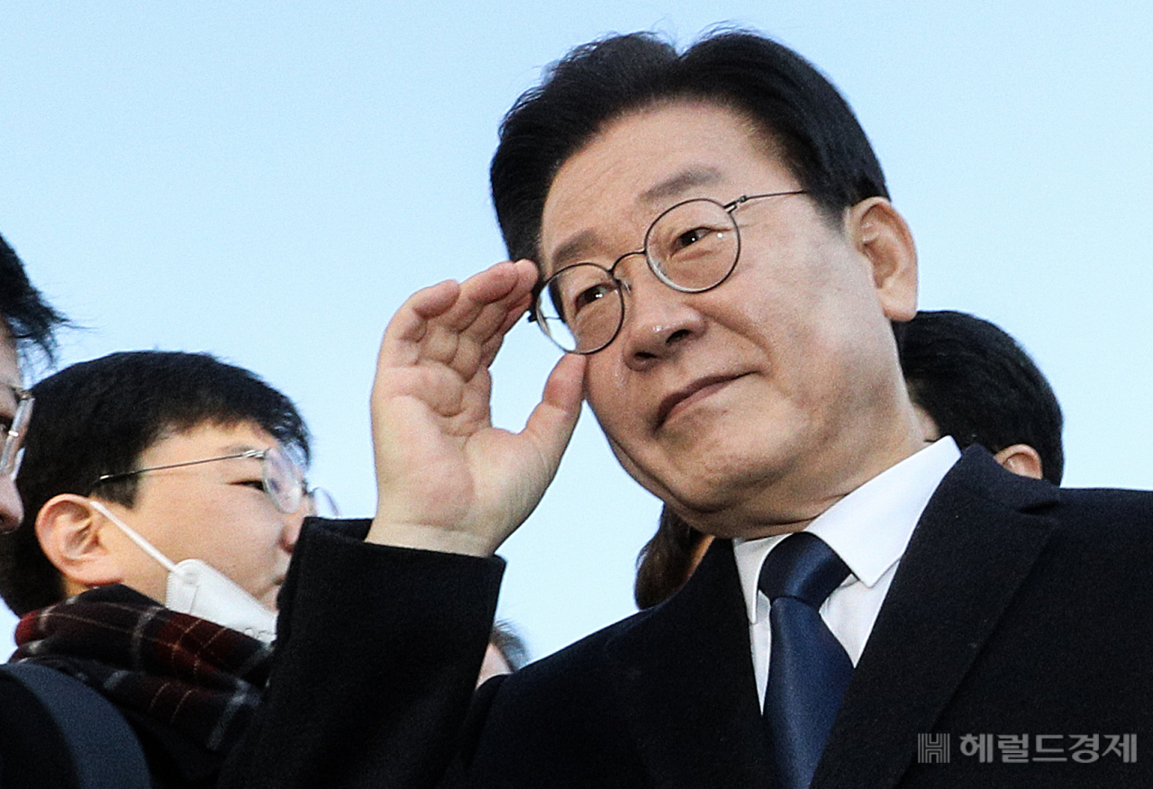 '성남FC 후원금 의혹'을 받고 있는 이재명 더불어민주당 대표가 10일 경기도 성남시 수원지방검찰청 성남지청으로 출석하던 중 안경을 고쳐쓰고 있다. 사진공동취재단