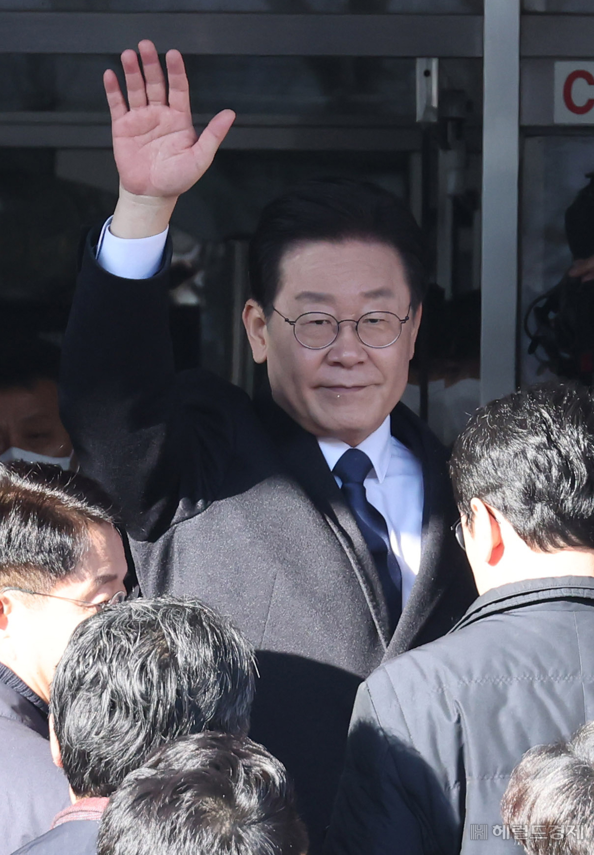 지지자들에게 손 흔드는 이재명 대표. 사진공동취재단