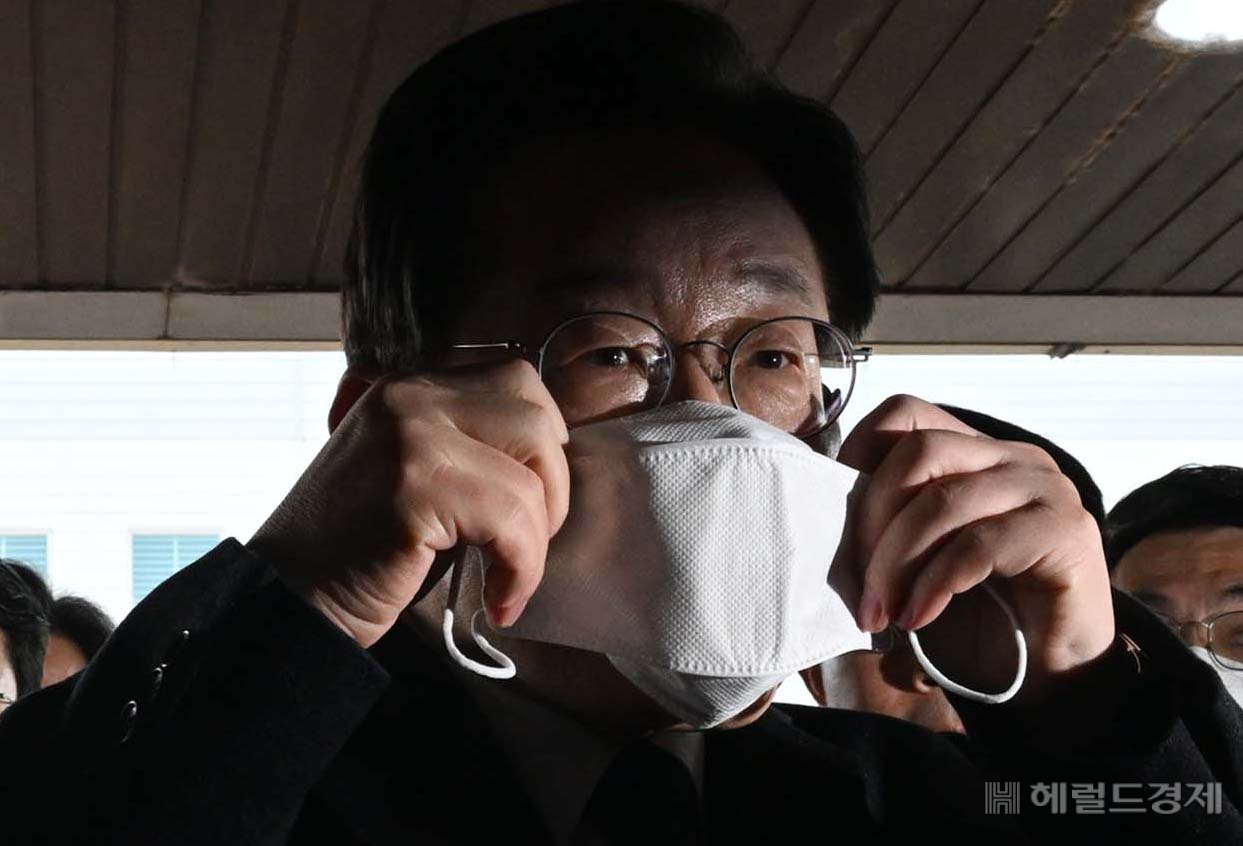 마스크 쓰는 이재명 대표. 사진공동취재단