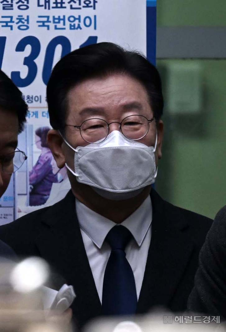 검찰 엘리베이터 탑승하며 긴장한 표정의 이재명 대표. 사진공동취재단