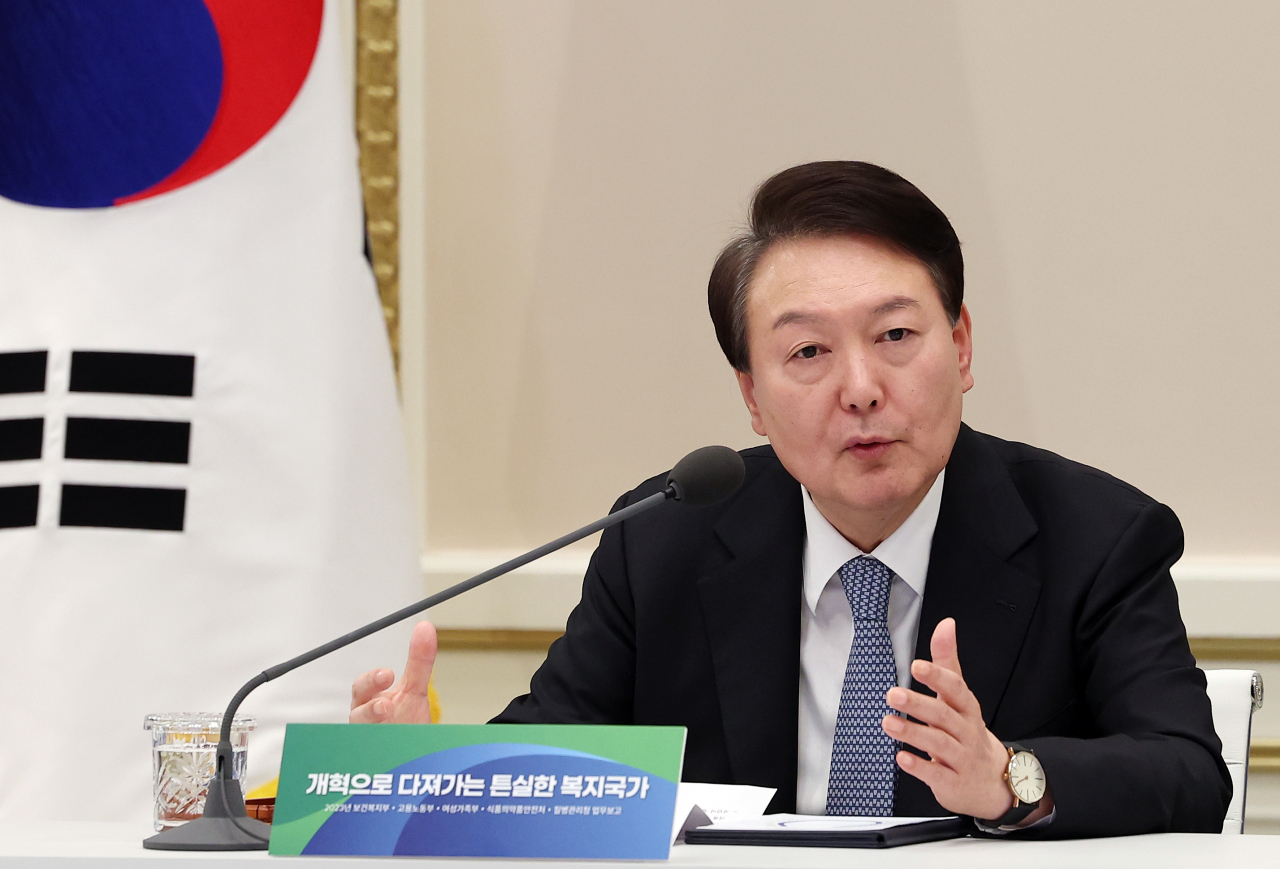 윤석열 대통령이 9일 청와대 영빈관에서 열린 보건복지부·고용노동부·여성가족부·식품의약품안전처·질병관리청에 대한 업무보고에서 발언하고 있다. [연합]