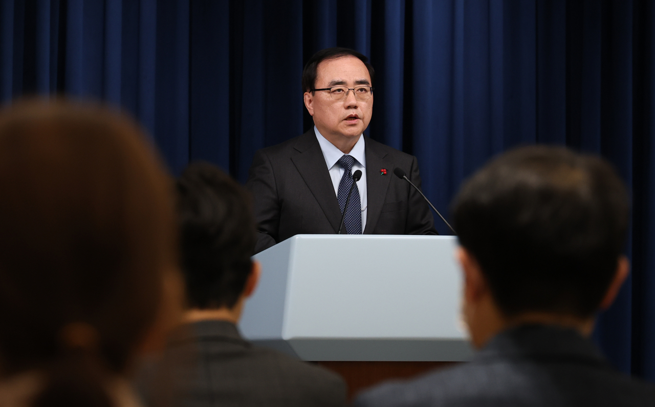 김성한 국가안보실장이 10일 서울 용산 대통령실 청사에서 윤석열 대통령의 아랍에미리트(UAE)·스위스 순방 관련 브리핑을 하고 있다. [연합]