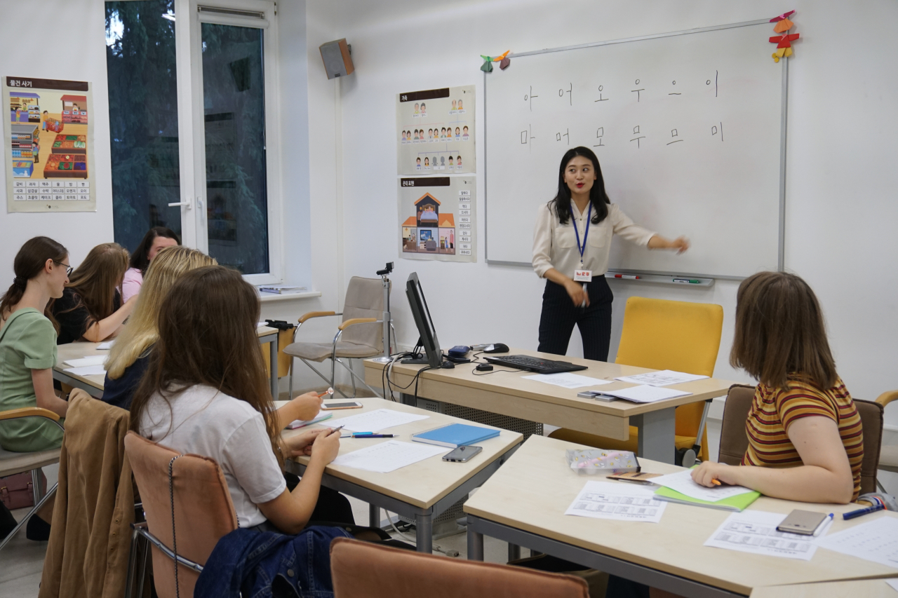 외국인들이 세종학당에서 한글을 배우고 있다. [세종학당재단 제공]