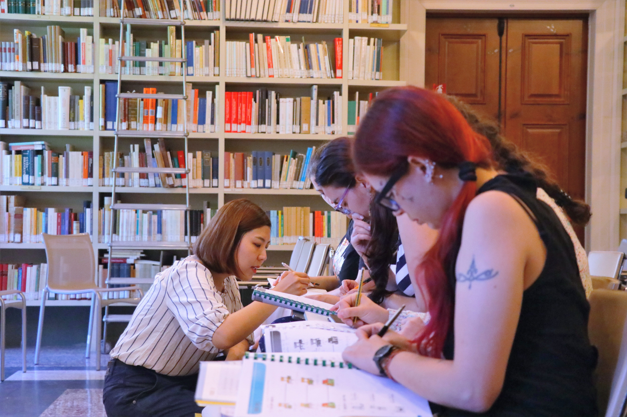 외국 학생들이 세종학당에서 한글을 배우고 있다. [세종학당재단 제공]