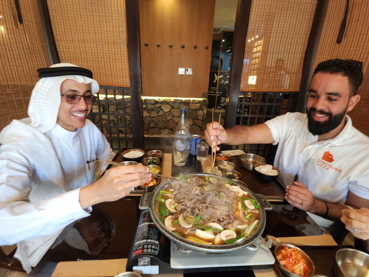 제다의 한식당 ‘수라’에서 불고기를 맛있게 먹고 있는 사우디 국민들.