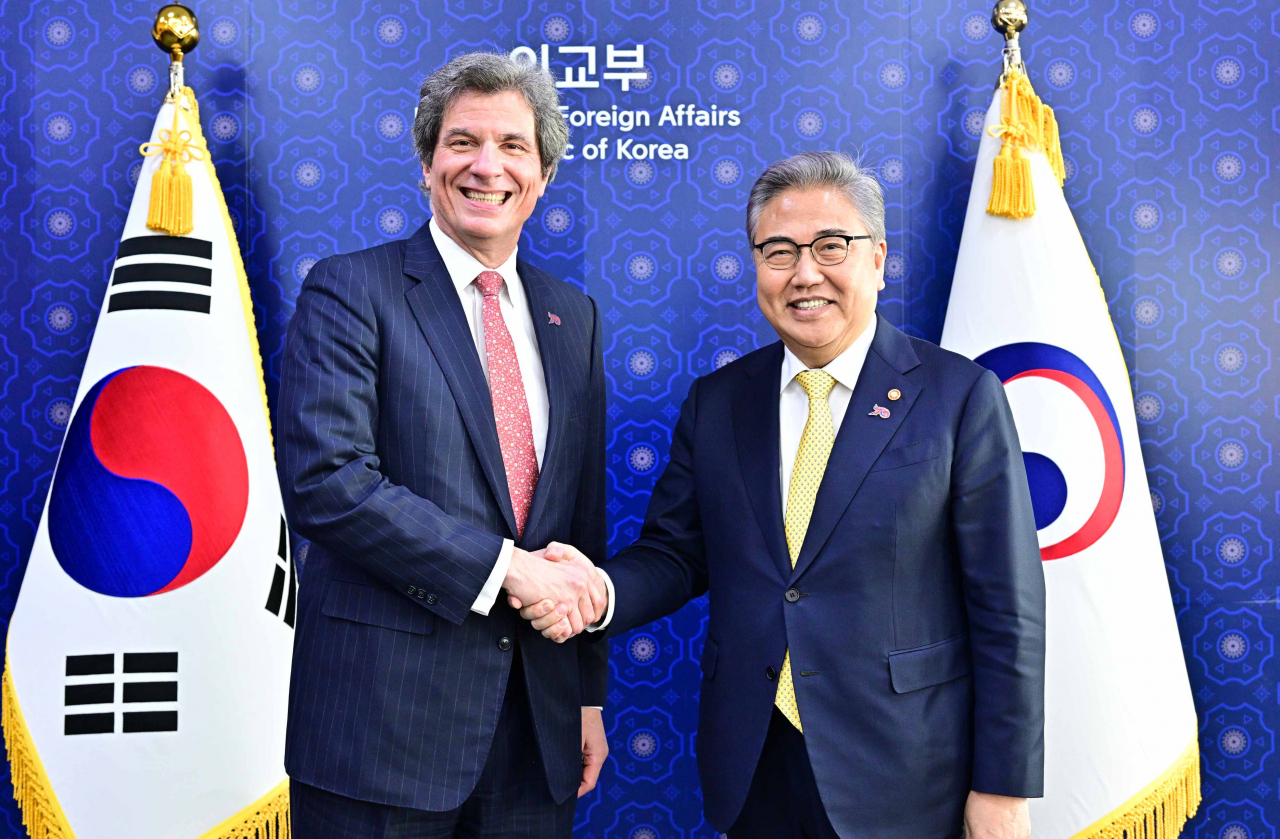 박진 외교부 장관(오른쪽)이 10일 서울 종로구 외교부 청사에서 호세 페르난데스 미국 국무부 차관과 만나 악수하며 기념 촬영하고 있다. [연합]