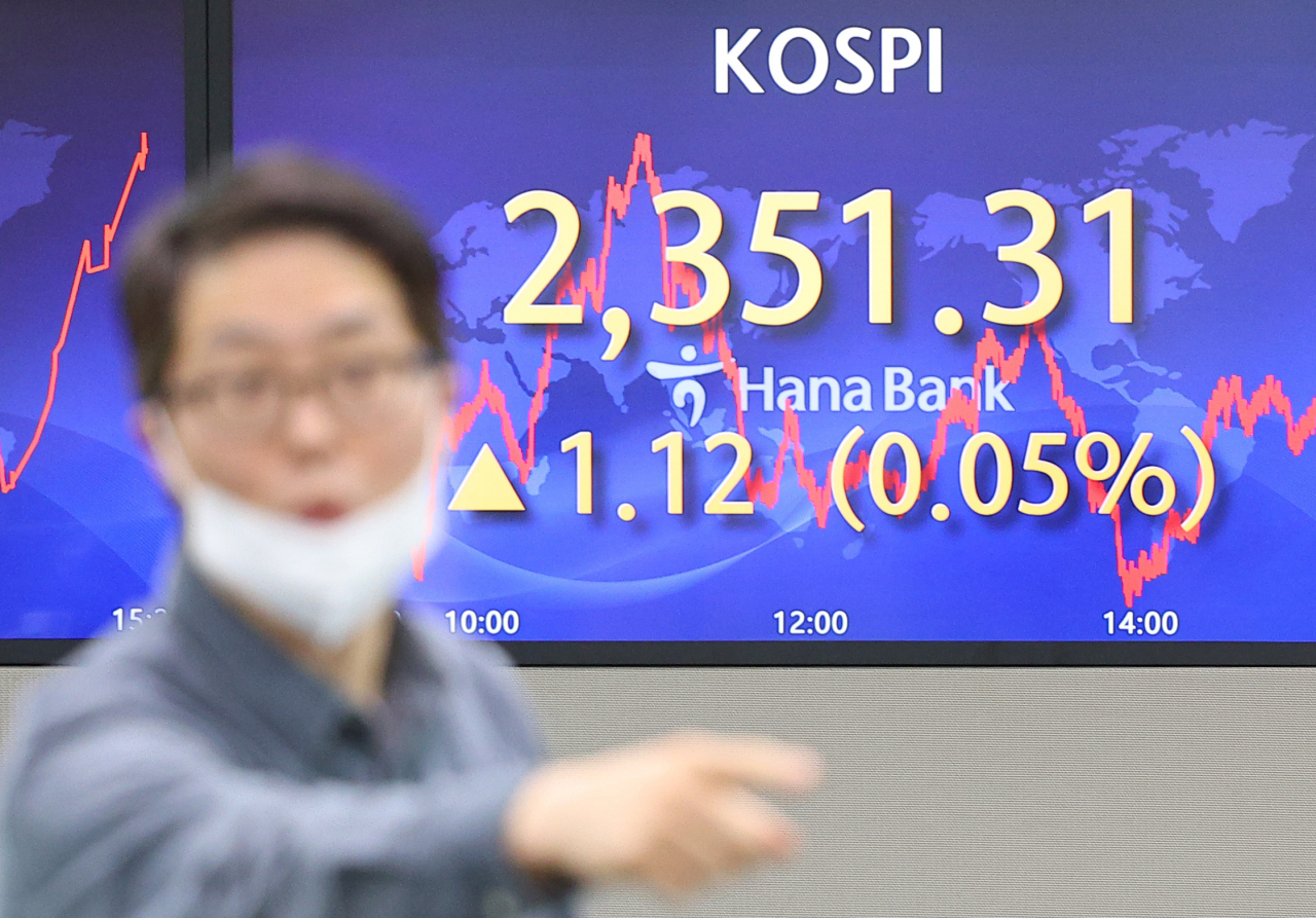 10일 오후 서울 중구 하나은행딜링룸 스크린에 코스피 지수가 띄워져 있다. 이날 코스피는 전거래일보다 1.12포인트 오른 2351.31에 장을 마감했다. 연합뉴스