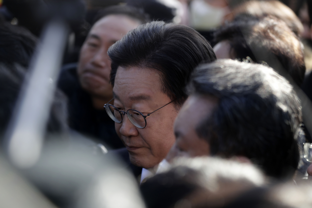 '성남FC 후원금 의혹' 사건과 관련해 더불어민주당 이재명 대표가 10일 오전 경기도 성남시 수원지방검찰청 성남지청에 피의자 신분으로 조사를 받기 위해 출석하고 있다. 사진공동취재단