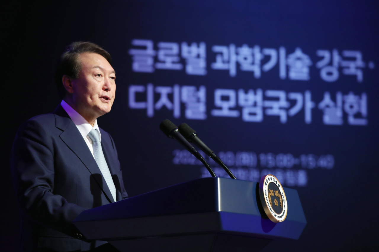 윤석열 대통령이 10일 경기도 과천시 국립과천과학관 어울림홀에서 열린 '2023년 과학기술인·정보방송통신인 신년인사회'에서 격려사를 하고 있다. [연합]