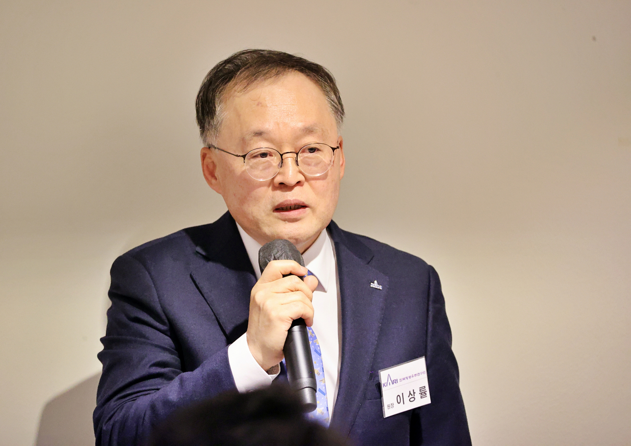 이상률 한국항공우주연구원 원장이 10일 열린 기자간담회에서 현안에 대해 발표하고 있다.[한국항공우주연구원 제공]