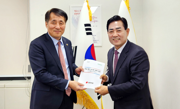 김화진 국민의힘 전남도당 위원장(오른쪽)이 10일 정부 서울청사를 방문해 장영진 산업통상자원부 1차관과 면담을 갖고 전남 현안사업 지원을 요청하고 있다.[국힘전남도당 제공]