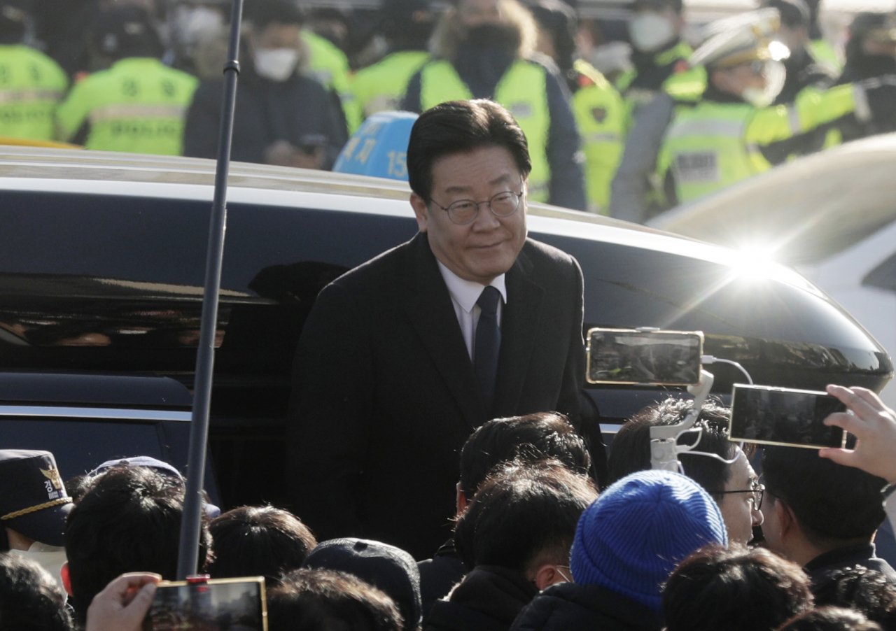'성남FC 후원금 의혹' 사건과 관련해 더불어민주당 이재명 대표가 10일 오전 경기도 성남시 수원지방검찰청 성남지청에서 피의자 신분으로 조사를 받기 위해 차에서 내리고 있다. [연합]