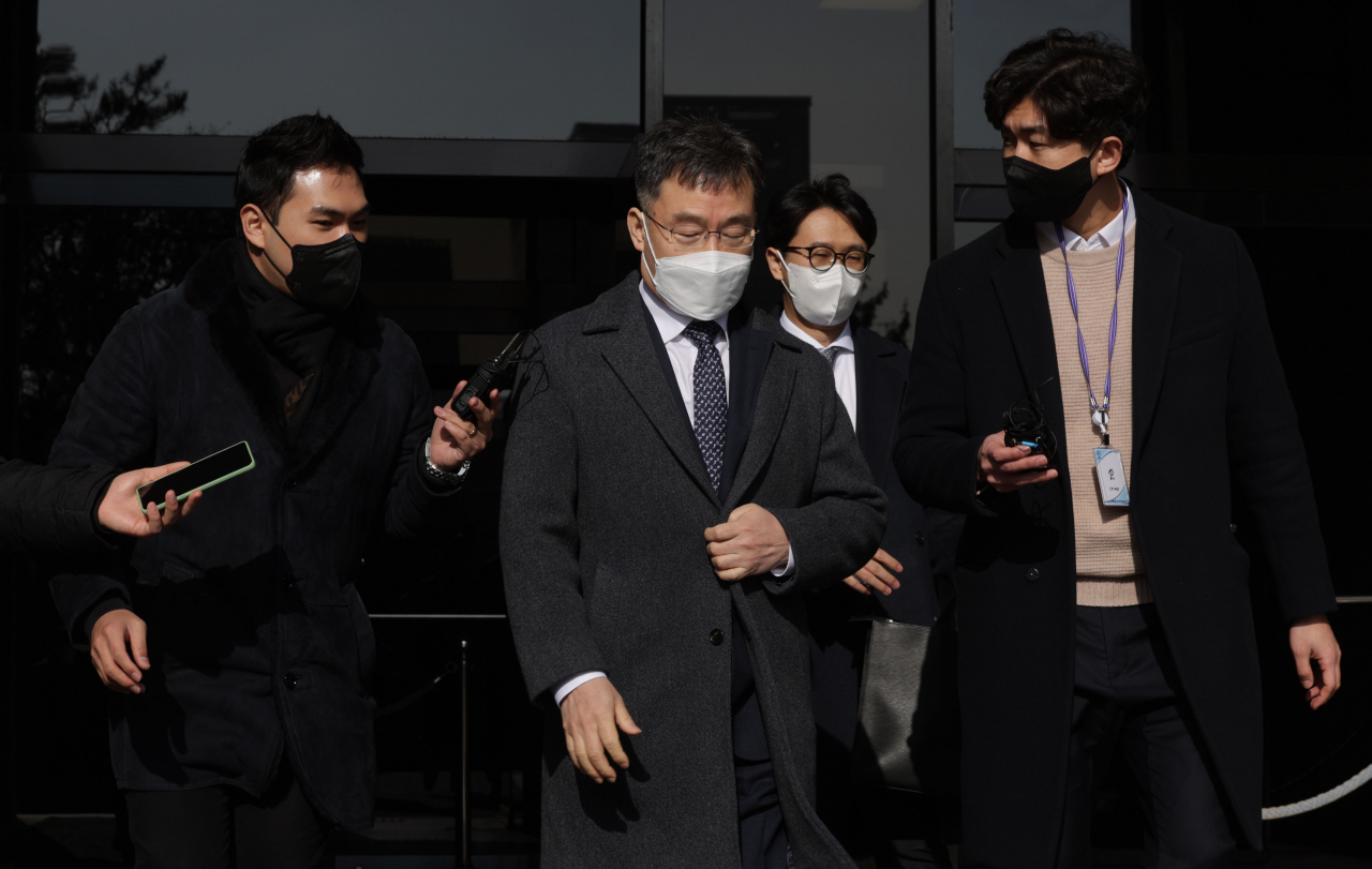 대장동 개발 사업 민간사업자 화천대유자산관리 대주주 김만배 씨가 9일 오후 서울 서초동 중앙지검을 나서고 있다. [연합]