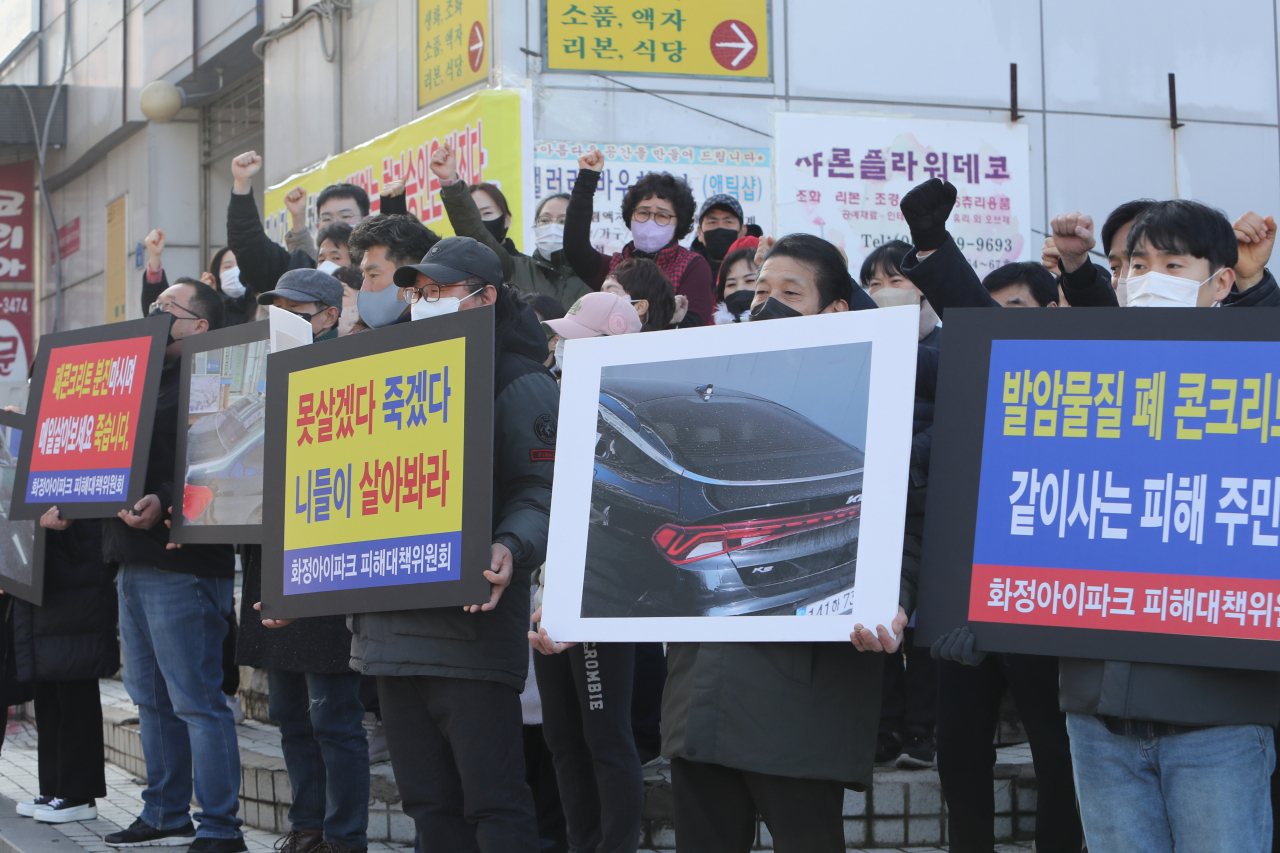HDC현대산업개발 광주 화정아이파크 붕괴 사고 1주기를 하루 앞둔 10일 광주 서구 화정동 아이파크 맞은편 피해 상가 앞에서 대책위원회가 기자회견을 열고 피해를 호소하고 있다. 연합뉴스