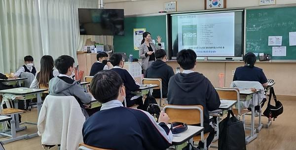 학생들이 한국동서발전의 신·재생에너지 교육 프로그램에 참여하고 있다. [사진=한국동서발전]