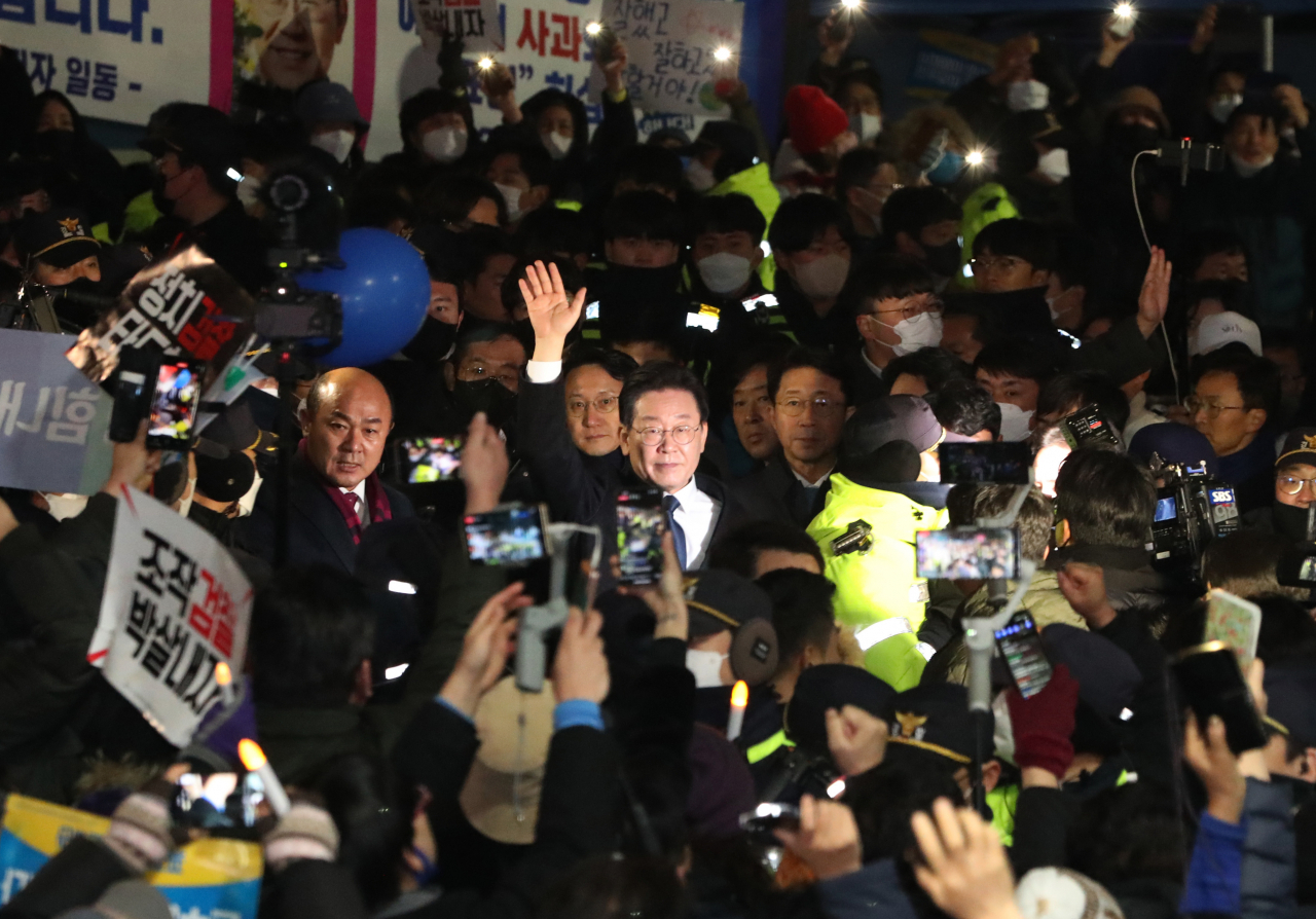 '성남FC 후원금 의혹' 사건과 관련해 더불어민주당 이재명 대표가 10일 오후 경기도 성남시 수원지방검찰청 성남지청에서 조사를 받은 뒤 귀가하며 지지자들을 향해 손을 흔들고 있다. 연합뉴스