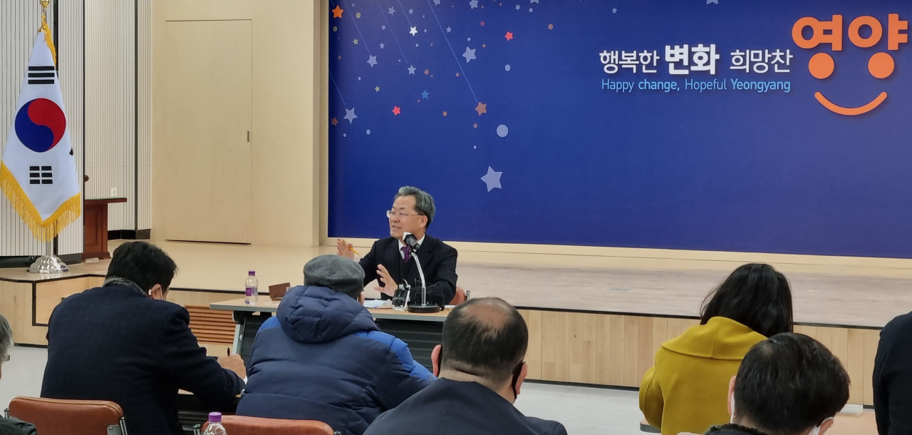 오도창 영양군수가 10일 신년 기자간담회를 열고 새해 군정 계획 등을 설명하고 있다.[사진=김병진 기자]