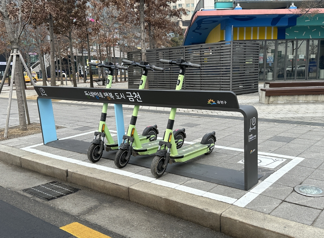 금천구에서 설치한 전동킥보드 전용 거치대. [금천구 제공]
