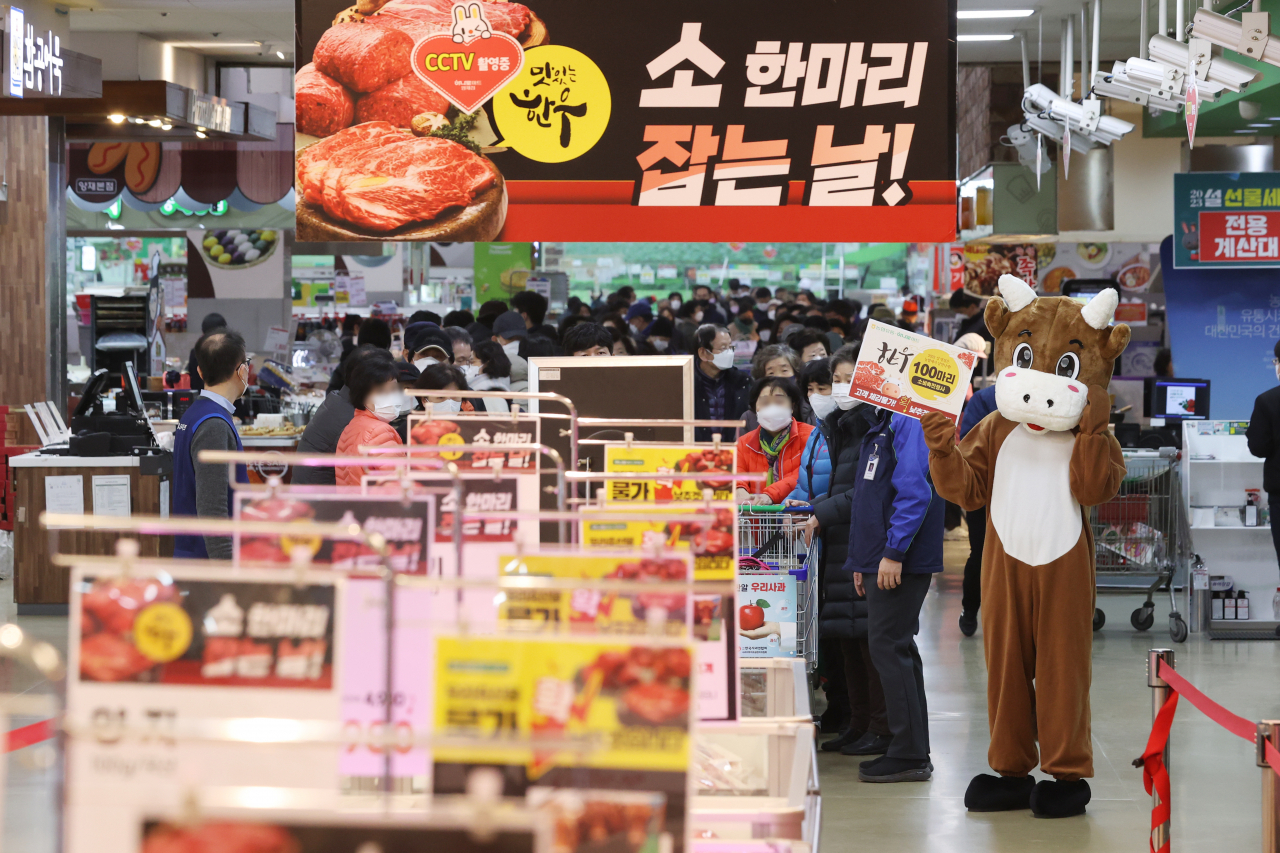 9일 오전 서울 하나로마트 양재점에서 ‘한우 100마리! 파격 할인 행사’가 열리고 있다. 농협유통은 한우 출하량 증가와 소비감소로 하락한 한우가격 때문에 힘든 축산농가를 돕기 위해 11일까지 한우 할인 행사를 진행했다고 밝혔다. [연합]