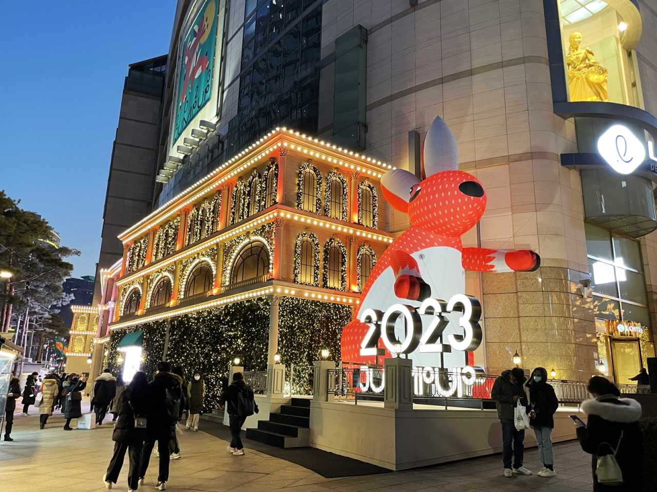롯데백화점 본점에서 신년 비주얼테마 ‘2023 JUMP UP(점프 업)’을 선보이고 있다. [롯데백화점 제공]