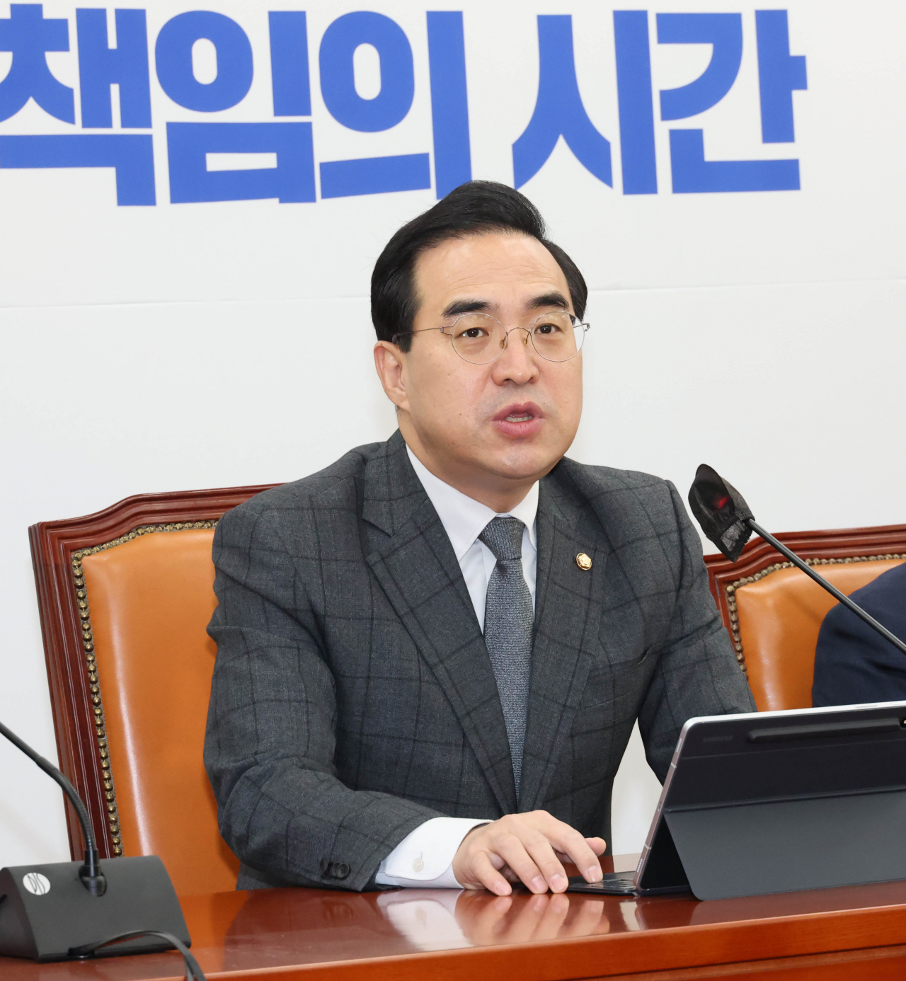 더불어민주당 박홍근 원내대표가 10일 국회에서 열린 원내대책회의에서 발언하고 있다. 연합뉴스