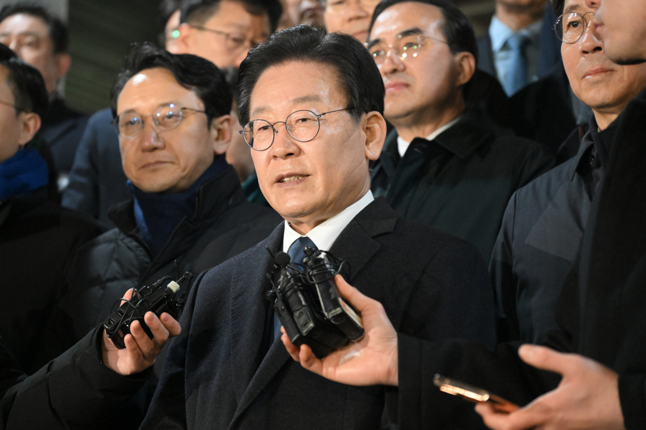 '성남FC 후원금 의혹' 사건과 관련해 이재명 더불어민주당 대표가 10일 오후 경기도 성남시 수원지방검찰청 성남지청에서 조사를 받은 뒤 귀가하며 취재진의 질문에 답하고 있다. [연합]