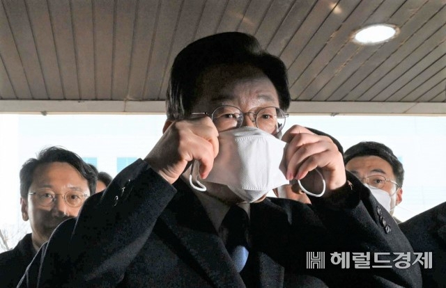 '성남FC 후원금' 의혹을 받고 있는 이재명 더불어민주당 대표가 10일 경기도 성남시 수원지방검찰청 성남지청으로 출석하고 있다. [사진공동취재단]