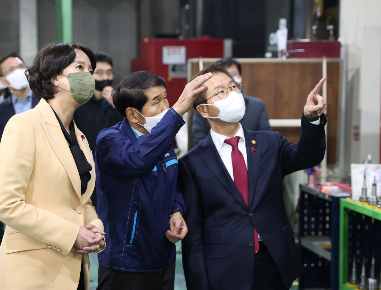 2일 30인 미만 사업장을 방문해 애로사항을 청취하고 있는 이영 중소벤처기업부 장관과 이정식 고용노동부 장관. 정부는 올해부터 8시간 추가연장근로제 종료와 함께 중소사업장에 주52시간제를 도입하면서 1년간 계도기간을 두기로 했다. [연합]