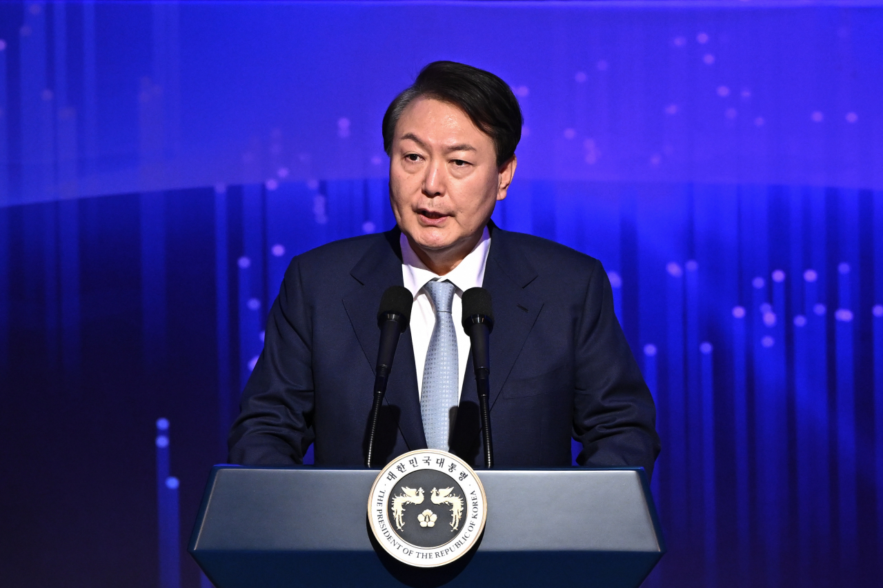 윤석열 대통령이 10일 경기도 과천시 국립과천과학관 어울림홀에서 열린 '2023년 과학기술인·정보방송통신인 신년인사회'에서 격려사를 하고 있다. [연합]