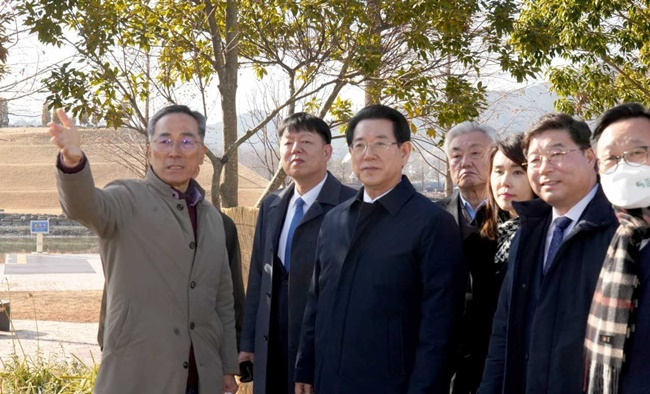 김영록 전남지사(가운데)가 10일 최덕림 순천만정원박람회 총감독(왼쪽)으로부터 준비 상황을 보고 받고 있다. [전남도 제공]