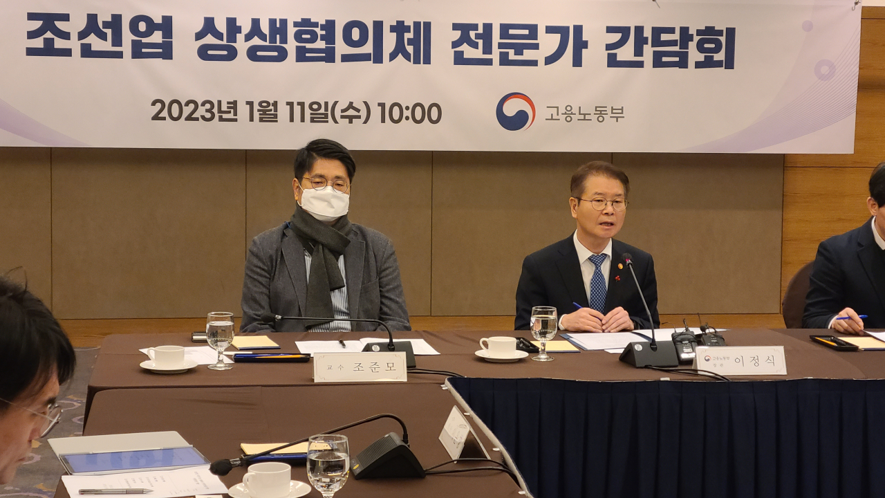 11일 ‘조선업 상생협의체 전문가 간담회’에서 발언 중인 이정식 고용노동부 장관. 이 장관은 신년 업무보고 이후 첫 현장 행보로 ‘조선업 상생협의체 전문가 간담회’를 찾아 "협력업체 종사자의 처우개선을 위한 다양한 논의들이 2월까지 상생협약 체결이라는 결실로 이어졌으면 한다"고 말했다. [고용노동부 제공]
