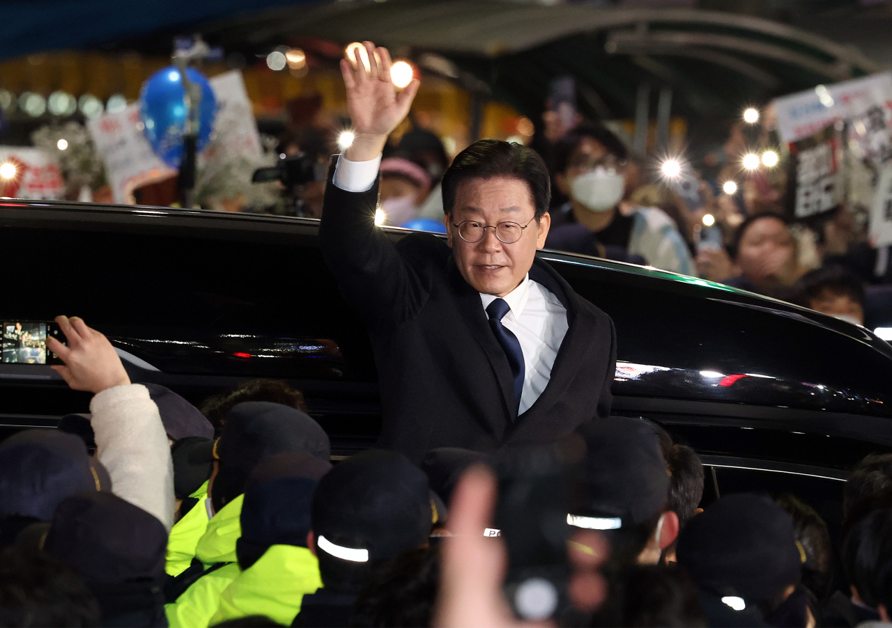 '성남FC 후원금 의혹' 사건과 관련해 이재명 더불어민주당 대표가 10일 오후 경기도 성남시 수원지방검찰청 성남지청에서 조사를 받은 뒤 귀가하며 지지자들을 향해 손을 흔들고 있다. [연합]