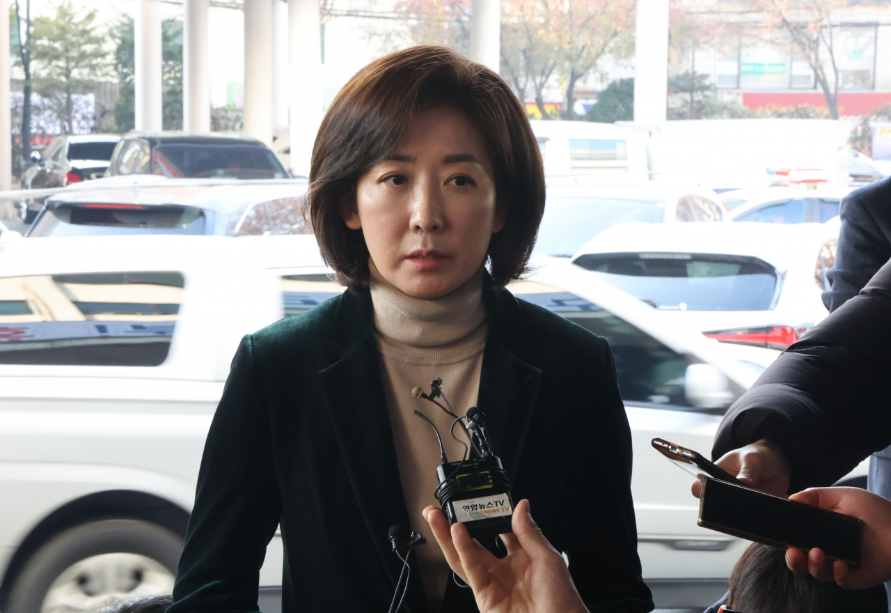 나경원 전 의원이 11일 서울 동작구청에서 열리는 신년인사회에 참석하며 인터뷰하고 있다. [연합]