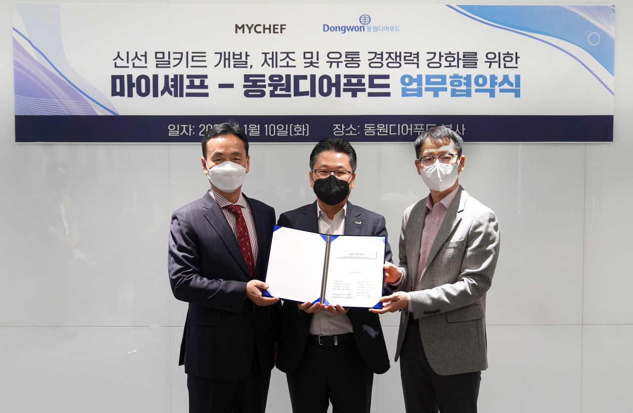(왼쪽부터)정광섭 마이셰프 대표, 강용수 동원디어푸드 대표, 임종억 마이셰프 대표가 10일 서울시 서초구 동원산업빌딩에서 업무 협약을 맺고 기념 촬영을 하고 있다. [동원디어푸드 제공]