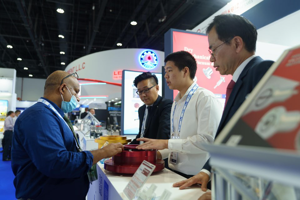 아랍에미리트(UAE) 아부다비에서 열린 ‘아부다비 석유가스전시회(ADIPEC 2022)’에서 해외 바이어와 국내 중소기업 관계자들이 수출 상담을 하고 있다.[헤럴드]