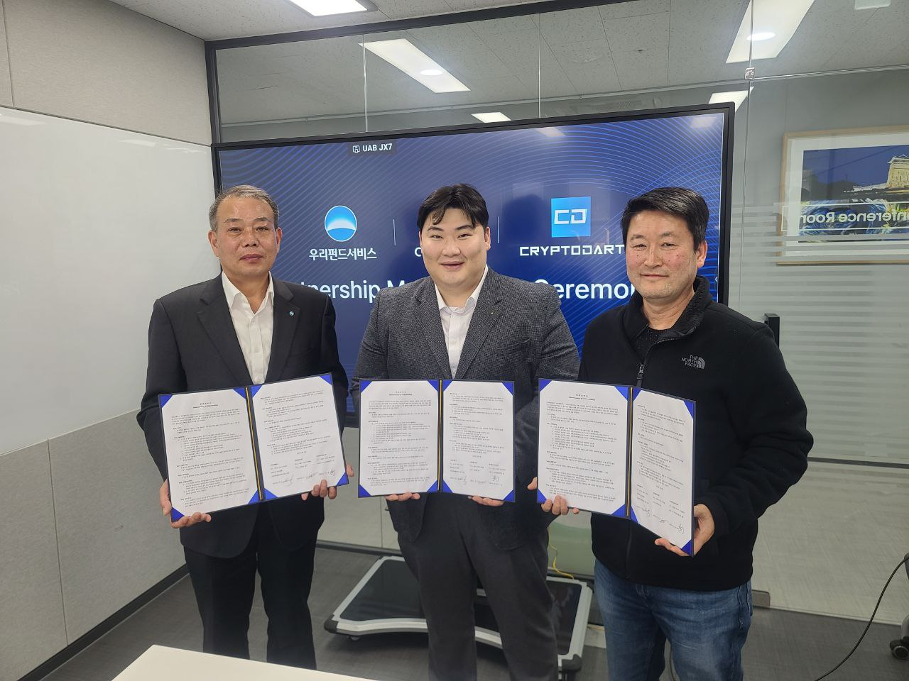 크립토다트가 코인플러그, 우리펀드서비스와 MOU를 체결하고 가상자산 및 블록체인 분야로 사업을 확장해나간다. 고영배(왼쪽부터) 우리펀드서비스 대표이사, 오도현 크립토다트 대표이사, 코인플러그 어준선 대표이사. [크립토다트 제공]