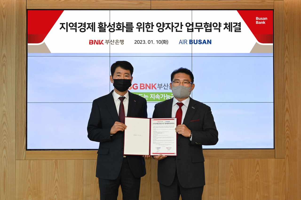 BNK부산은행과 에어부산이 지역경제활성화를 위해 손을 잡았다. [부산은행 제공]