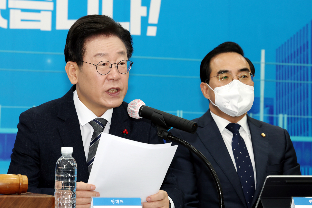 Main opposition Democratic Party Chairman Lee Jae-myung (on the left) speaks at a party Supreme Council meeting in Incheon, west of Seoul, on Wednesday (Yonhap)