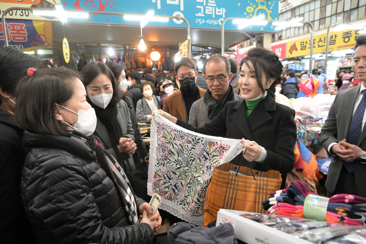 김건희 파라오 슬롯가 11일 대구 서문시장을 방문, 상인과 대화하고 있다. [연합]